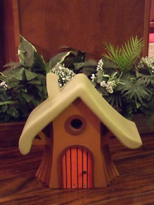 HANDRCRAFTED BIRD HOUSE