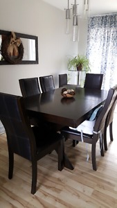 Leon's Table & Chairs