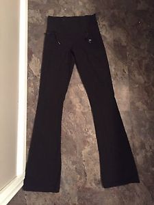 Lululemon pants excelled condition size 4 with side