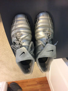 Nike Noventa indoor mens soccer cleats - size 12
