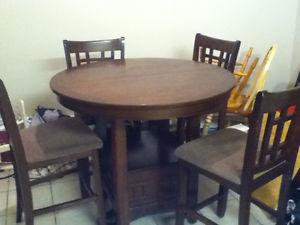 Pub style table and chairs excellent condition!! Need gone