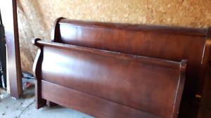 Sleigh bed