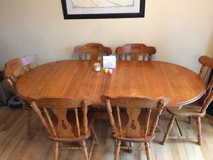 Solid wood 6 seated table with 2 leaf extensions