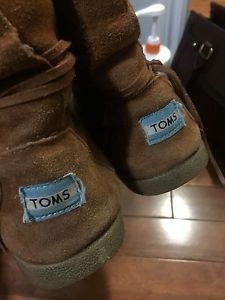 Wanted: TOMS BOOTS