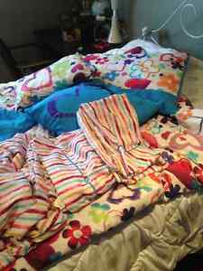 bedding and conforter / couette, draps et coussins