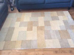 100% pure wool rug. 5' x 7'.