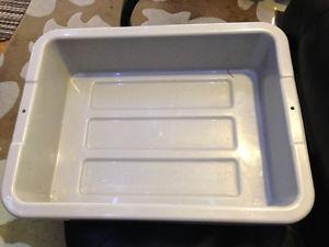15 Rubbermaid Bus Trays