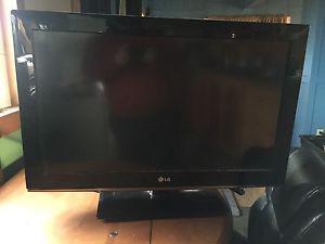 32" LG flat screen TV