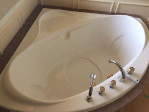 Bain tourbillon et comptoir-évier / Whirlpool tub & vanity