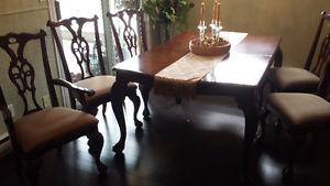 Beautiful Dining Table and Chairs