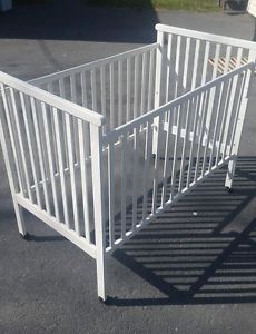 Beautiful White Crib - Great Condition. Delivery Included