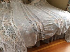 Beautiful, vintage crocheted double bedspread/wedding