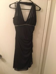 Black dress goes around neck size large but fits like medium