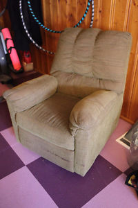 Chair Recliner, Green, Very Comfortable!