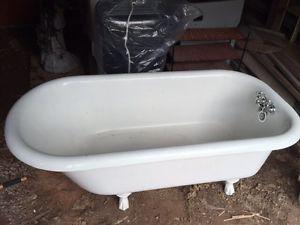 Claw Foot tub in excellent condition 5 foot
