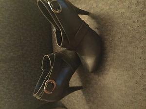 MeToo black heel bootie