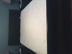 Queen springwall pillow top mattress