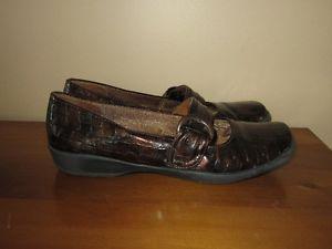 WOMEN'S BROWN "LIFE STRIDE" SHOES - SIZE 6 (MADE SMALL).