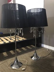 2 matching bedside lamps