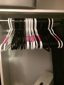 35 plastic clothing hangers