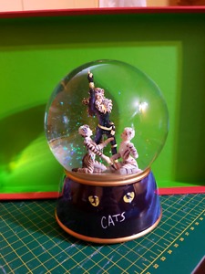 Cats snow globe