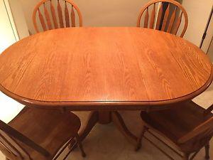 Moving sale: Oak EXTENDABLE dining table and chairs