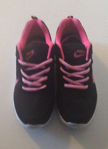 New Ladies size 7 Nike