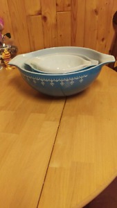 Pyrex bowl set