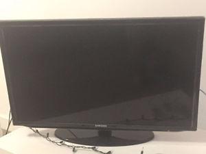 SAMSUNG SMART TV with FREE HDMI cable!
