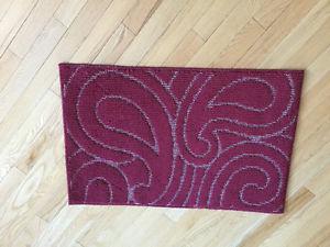 Small accent rug. (NEW)