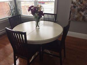 White dining room table w/ extension leaf