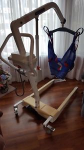 Electric hoist with harness, and electric lift bath chair