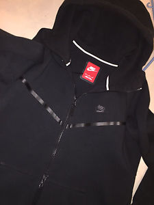 Nike tech fleece sweater black I bought it for 170$