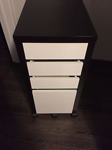 Small drawer unit on wheels