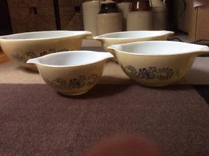 Vintage 4 pce Pyrex Cinderella bowls