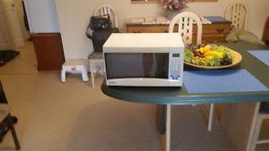 Wanted: DANBY 700W MICROWAVE W/ TURNTABLE