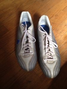 Woman's cleats size 9.5