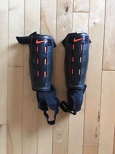 Nike shin guards excellent condition