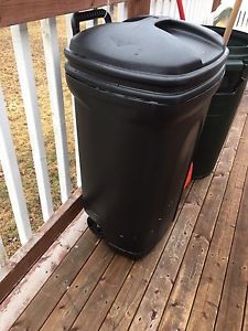 Outdoor garbage can