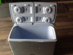 Rubbermaid cooler wheeled with handle