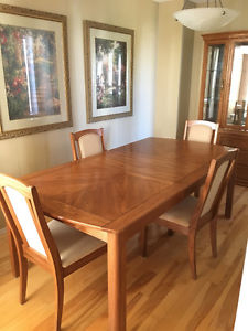 SOLID OAK DINING ROOM SET - GREAT CONDITION!!
