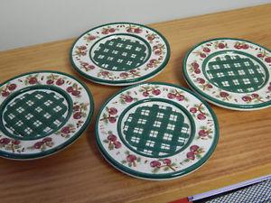Set of 4 candle mini plates and set of 2 tealight holders.