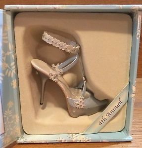 Snow queen collectible shoe - special edition NEW