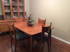 Stunning dining table, 4 chairs and buffet with hutch