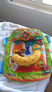 Tummy time play mat with underarm support