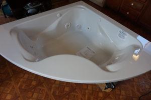 Whirlpool tub - American Standard ***NEW*** near