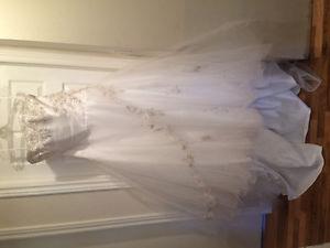 Beautiful Mori Lee wedding dressMy sister bought this