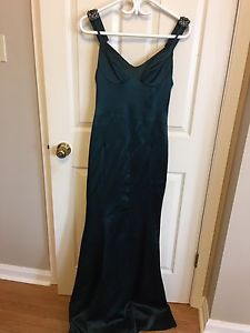 Beautiful emerald green gown - size 4