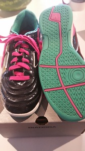 Diadora Girls Soccer Shoes - size US 2
