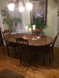 MUST SEE broyhill table and chair set